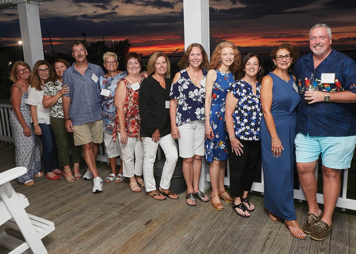 Alumni of the 1980s toast the sunset over Breezy Point at the summer<br />
alumni reception.
